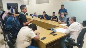 Secret&aacute;rio de Educa&ccedil;&atilde;o Frans&eacute;rgio apresenta documentos e contesta relat&oacute;rio  da CPI das obras p&uacute;blicas em C&aacute;ceres - Prefeitura Municipal de C&aacute;ceres