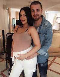 12 aprilie 1979, bucuresti), cunoscut mult mai bine cu numele de scena florin salam si (in trecut) florin fermecatoru, este un cantaret rom de manele din romania. Betty Stoian A NÄƒscut IatÄƒ Primele Fotografii Cu Nepotul Lui Florin Salam