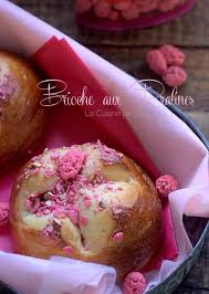 Brioches A La Praline Rose Faconnee A La Saint Genix Recette En 2020 Brioche Aux Pralines Roses Brioches Praline