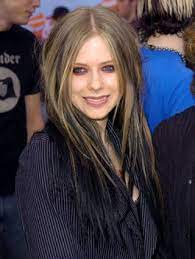 Long, wavy and ash blonde hair color really suited her. Avril Lavigne Beauty Looks Avril Lavigne Through The Years