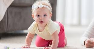 Wie eltern ihr kind bei den ersten versuchen unterstützen können. Warum Krabbeln Fur Babys Wichtig Ist Urbia De