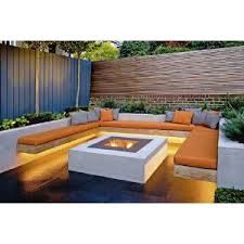 In den letzten jahren hat sich die lässige lounge ecke zu einem absoluten trend auf dem balkon, der terrasse oder dem garten entwickelt. Firepit Banquette Would Love To Have This In The Corner Of Our Yard Amazing Hedendaagse Tuinen Achtertuinlandschappen Tuin