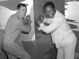 シリーズの開始時、ロバート・バラシオンは15年間七王国の王であった。若い頃は恐るべき戦士であったが、今は狩りと女遊びと酒が好きな、顎髭を生やした太った男として描かれている。 ロバートは北部の エダード・スターク と共に 高巣城 で里子として育った。 Kjrqsrvah3tt8m