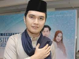 Awalnya, raffi ahmad menghujani aldi taher dengan banyak pertanyaan tentang, mengapa aldi taher yang juga teman lama raffi ahmad itu senang sekali menyindir deddy corbuzier. Zg Pzvtcjmpzsm