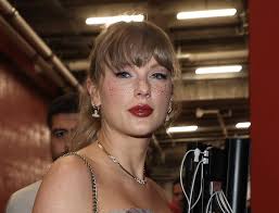 REMEMBER WHEN I TOLD Y'ALL TAYLOR ALISON SWIFT CREEPS ON MY SOCIALS  (sometimes) ~ SHE WAS SEEN WEARING GLITTER FRECKLES ~ AND GUESS WHO'S BEEN  WEARING THEM ALL SUMMER!!!!!!!!