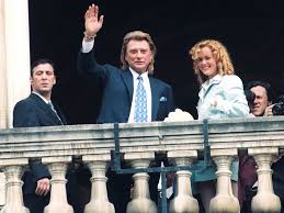 L'animateur de tpmp, bernard montiel, ami proche de la famille hallyday et journaliste très bien informé sur le clan hallyday qui a. Photos Mariage De Laeticia Et Johnny Hallyday Retour En Images Sur Le Plus Beau Jour De Leur Vie Pureactu Com