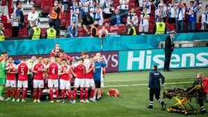 Christian eriksen of denmark goes down injured as teammates call for assistance during the uefa uefa wishes christian eriksen a full and speedy recovery and wishes to thank both teams for their. Em 2021 Drama Um Christian Eriksen Spielfortsetzung Unverantwortlich Regionalsport