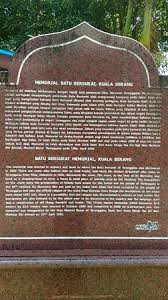 Batu bersurat terengganu yang dianggarkan telah berusia lebih kurang 700 tahun ini merupakan batu bersurat yang mempunyai ukiran yang paling tua dan tulisan jawi pertama ditemui di malaysia. Kuala Berang Memorial Inscription Picture Of Kuala Berang Memorial Inscription Kuala Berang Tripadvisor