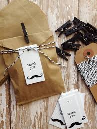 Ce petit sachet kraft peut servir à la fois d'emballage boutique et d'emballage cadeau. Decorer Un Petit Sachet Kraft Idees Originales Pour Un Sac Cadeaux Archzine Fr