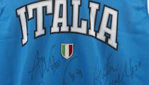 A tokyo 2020 è già allarme contagi da covid e, questa volta, potrebbe riguardare anche il team azzurro.il giornalista italiano risultato positivo è arrivato in giappone con un volo nel quale viaggiavano anche alcuni atleti dell'italia. Official Italbasket Shirt Signed By Bargnani Della Valle E Cinciarini Charitystars
