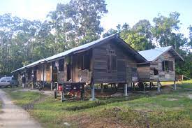 Perlu diketahui bahwa sekolahku adalah sekolah internasional jadi tidak heran ada beberapa guru native yang mengajar di sini. Pondok Perak Pusat Pembangunan Pondok Berhad