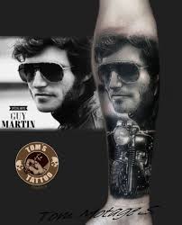 Jak všichni víme, tetování se objevují ve všech velikostech. Tetovani Guy Martin Black And Gray Tetovani Tattoo