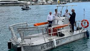 Photo Nice renforce la dépollution en mer avec un nouveau bateau nettoyeur
