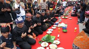 Upacara siraman dhewe dileksanakake wanci jam 11.00 wib amarga dipracaya para hapsari uga tumurun saka kayangan saprelu arep adus. Upacara Adat Kebo Keboan Di Banyuwangi Indonesia