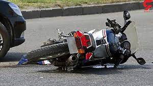 ببینید / لحظه تصادف وحشتناک یک خودرو با موتورسیکلت! + فیلم