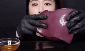 Tranh cãi về việc ăn cả tảng gan sống của blogger Hàn Quốc như phim 'Xác  sống'