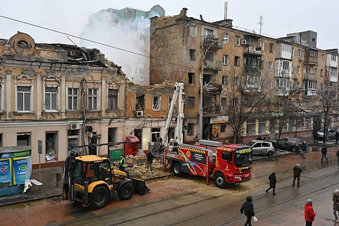 Patrouille et contrôles administratifs dans les rues d'une ville
