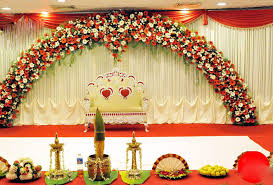 Indian Wedding Stage Decoration With Flowers Indian Wedding Decoration Ideas Important 5 Factor To Consider Winter Wedd Dekorasi Pernikahan Pernikahan Dekorasi