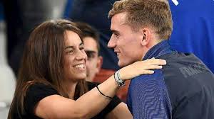 Le gardien espagnol va venir concurrencer steve mandanda ! Football Antoine Griezmann Dit Oui A Sa Femme Draguignan Maville Com