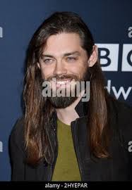 Tom Payne arrive pour le film est une grande réception en l'honneur de la  British