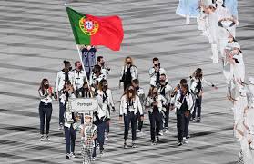 A participação de portugal nos jogos olímpicos começou na escandinávia, tanto nos jogos de verão como nos de inverno.com a criação do comité olímpico de portugal em 1909 e o seu reconhecimento pelo coi no mesmo ano, portugal foi o décimo terceiro país a aderir ao movimento olímpico. A Entrada Da Delegacao Portuguesa Na Cerimonia De Abertura De Toquio 2020