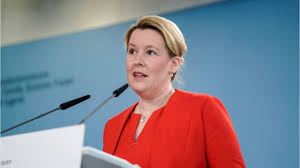Find professional franziska giffey videos and stock footage available for license in film, television, advertising and corporate uses. Franziska Giffey Rucktritt Als Familienministerin Wer Ruckt Nach Waz De