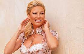 Η θεσσαλονικιά παρουσιάστρια, φαίη σκορδά, είδε τις ανταγωνίστριές της και… συναγωνίστριες ξανθιές ελένη μενεγάκη και κατερίνα καινούργιου να δουν την σκόνη της και δείχνει απόλυτη. H Faih Skorda Sxoliazei Thn Epistrofh Toy Giwrgoy Liagka Sto Prwino