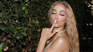 Επισκέφτηκε την τζια και έβγαλε τις πιο σέξι φωτογραφίες κάτω από τον ήλιο. Eidhseis Me 8ema Elenh Foyreira Yupiii Gr