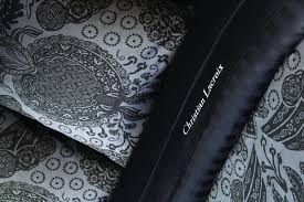Depuis le 6 septembre et jusqu'au 1er décembre 2014, la maison de couture française s'associe au géant de la distribution le temps d'une collection éphémère de linge de maison et d'une opération un peu spéciale. Invite De Marque Chez Carrefour Homme Deco