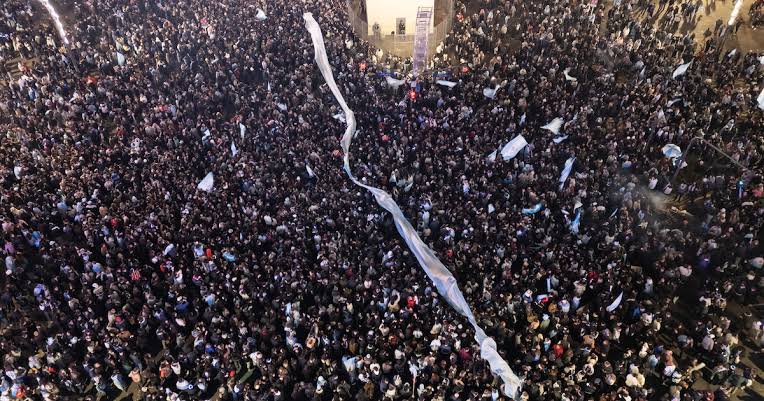 Miles de hinchas festejaron en el Obelisco por la clasificación de Argentina a las semifinales del Mundial: las mejores fotos - Infobae