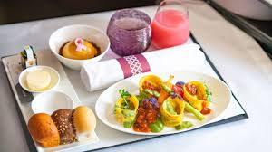 Zusätzlich zu dem regulären aufgegebenen freigepäck dürfen sie auch handgepäck während des qatar airways fluges an bord der kabine mit sich führen: Qatar Airways Introduces First Full Vegan Menu