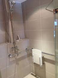 Barrierefreie Dusche Mit Klappsitz Sitz Geschlossen Barrierefrei Bad Dusche Barrierefrei