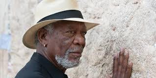 Morgan Freeman explora 'porque o mal existe no mundo' na série 'História de  Deus'