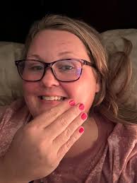 That is by far the only group I can share my lil moment of joy as I  recognized my nails have the exact same pink colour as my knife 😅