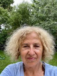 how to manage frizzy hair with natural curls?