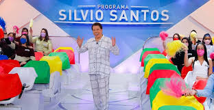 O apresentador silvio santos, de 90 anos, em visita a um posto de vacinação da zona sul de sp 2 de 5 silvio santos e a filha rebeca abravanel, após tomarem vacina na zona sul de são paulo. Silvio Santos Ira Apresentar De Pijama O Programa Do Dia Dos Pais Emais Estadao