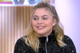 A cette occasion, louane a fièrement présenté un beau baby bump aux photographes. Louane Maman