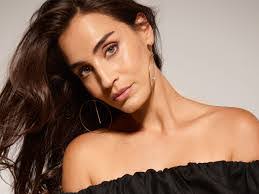 Lara Wolf's Instagram, Twitter & Facebook