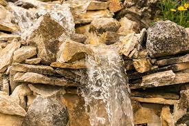 Vor allem durch das modellieren mit beton, kann man einen wasserfall ideal abdichten und noch dazu sehr kreativ sein. Bachlauf Mit Wasserfall Selber Bauen So Gelingt S