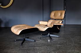 The design of the eames chair remains current today and, more than that is one of the most beloved pieces in the most modern decorations. Buffalo Leather Antibeige