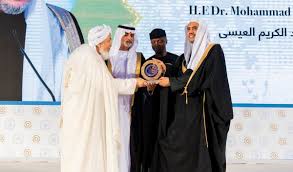 حسن بن عبد الكريم) malezyalı bir politikacıdır. Arab News On Twitter Muslim World League Mwlorg En Chief Sheikh Dr Mohammed Bin Abdulkarim Al Issa Receives Imam Al Hassan Bin Ali Award For His Outstanding Efforts In Promoting Peace And Tolerance Around The