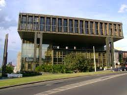 Nová budova národního muzea tvoří výrazný architektonický kontrast k historické budově národního muzea na václavském náměstí, s níž byla trvale spojena podzemní chodbou do jednoho muzejního komplexu v listopadu 2019. Datei Narodni Muzeum Nova Budova2011a Jpg Wikipedia