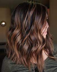 Balayage blond sur cheveux noir. 60 Looks Avec Des Reflets Caramel Sur Les Cheveux Bruns Et Brun Fonce Bruns Caramel Cheveux Fonce Looks Coiffure Balayage Couleur Cheveux Cheveux Bruns