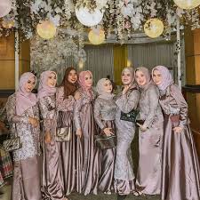 Baju gamis brokat desan kekinian. 45 Model Dress Bridesmaid Hijab Modern Elegan 2021 Bergaya