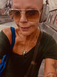 It's!!! Friday. Hair at home day!🤣❤️ Have a beautiful day. @psyclelondon  O'clock x