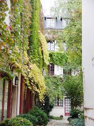 Paris Bucolique 10 En Passant Par La Rue Du Faubourg St Antoine Lieu Insolite Paris Paris Visite Paris