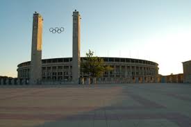Der hauptzweck des olympiastadions berlin ist es, das darin fußballspiele ausgetragen werden. In Auf Und Aus Gestein Gebaut Olympiastadion Berlin