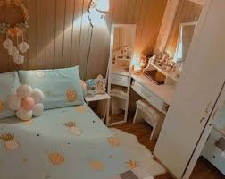 Untuk menginspirasimu, yuk simak 8 tips dekorasi kamar low budget di bawah ini! 20 Desain Kamar Kost Cantik Untuk Area Sempit Sisiruang