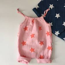Mit diesem kostenlosen schnittmuster von lillesol & pelle kann der sommer kommen. Strampler Sommer Jumpsuite Gr 50 116 Stars Musselin Ein Designerstuck Von Zimtbienchen Bei Dawan Kinderkleidung Baby Nahen Schnittmuster Strampler Nahen