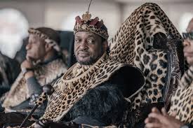 Sminofu has reportedly been summoned by the Zulu royal house over his new song 'Emachobeni'. Details in the comments. Image: Mphile "Sminofu" Gumede/ Facebook, Rajesh Jantilal/ Getty Images
